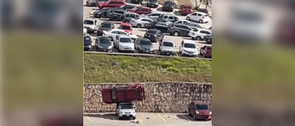 Estudiante cae con su carro sobre otro vehículo en la Universidad Católica de Honduras