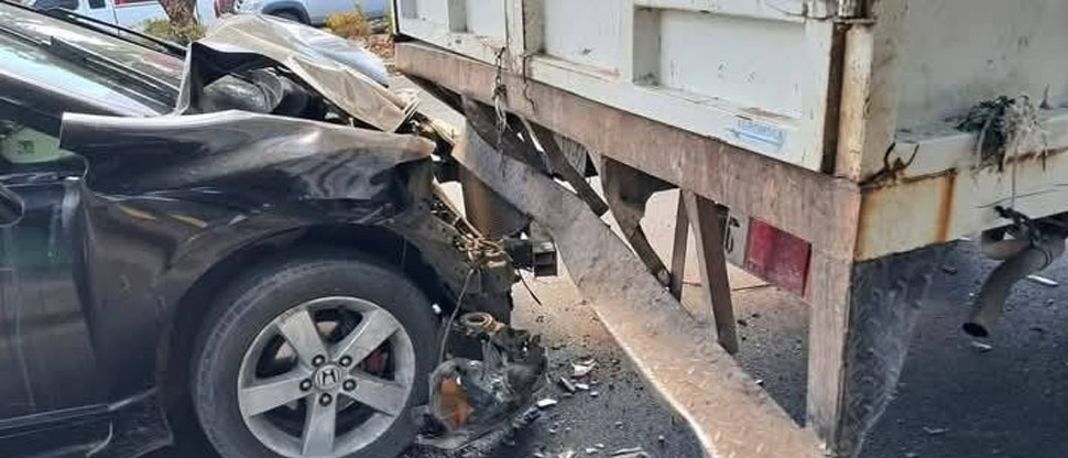 Sacan de las calles a automovilista que borracho se estrelló contra camión en Chalchuapa