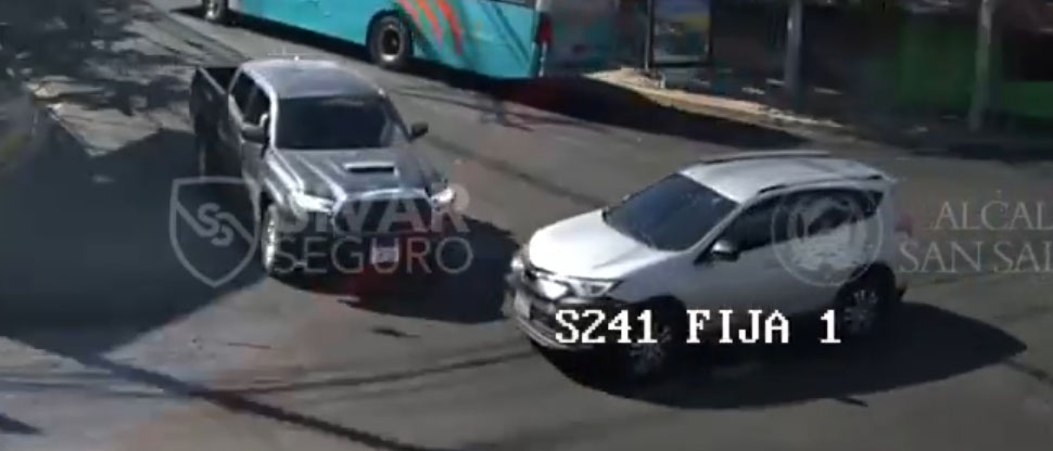 Pick up no respeta luz roja del semáforo y provoca un choque en San Salvador