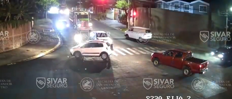 Pick up irrespeta la luz roja del semáforo y choca contra camioneta en ...