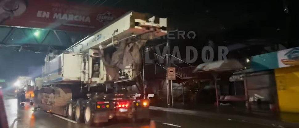Grúa se pasa llevando la pasarela cerca de la terminal de buses de San Marcos