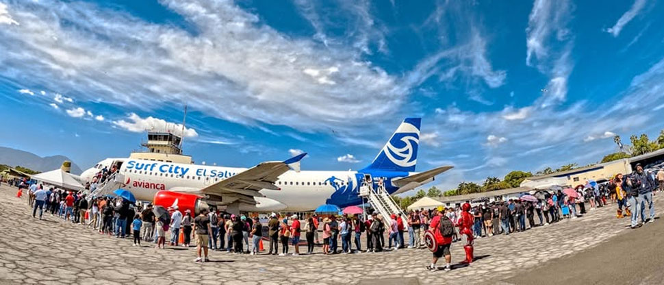 Salvadoreños y turistas internacionales disfrutan del Ilopango Air Show 2025