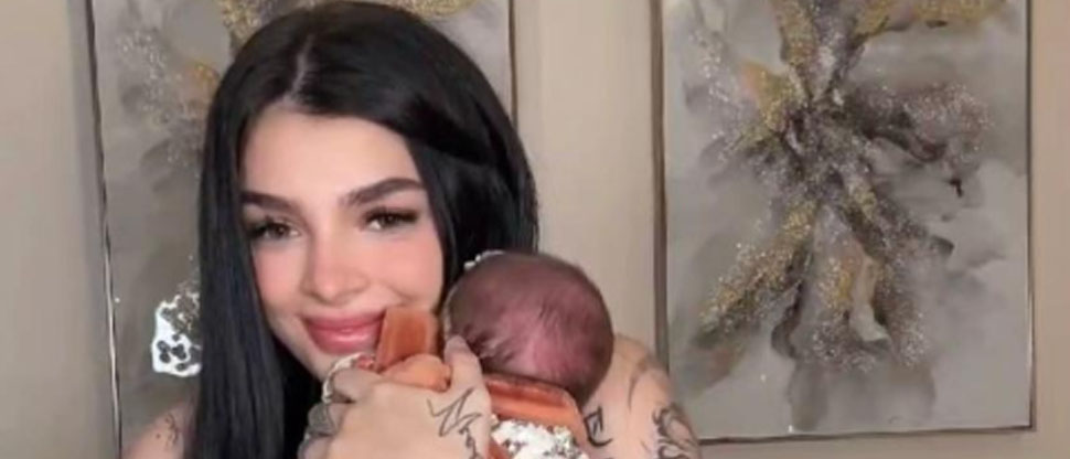 Actriz de cine para adultos Karely Ruiz presenta a su hija Madisson