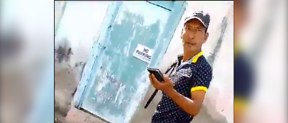 Empleado de ferretería enfrenta a ladrón y logra que le devuelva un teléfono robado