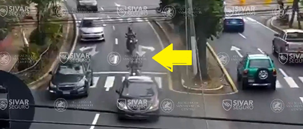 Momento cuando dos motociclistas chochan contra vehículo en alameda Araujo, San Salvador