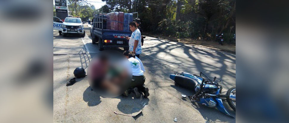 Auxilian a motociclista que chocó contra un camión en Santa Ana