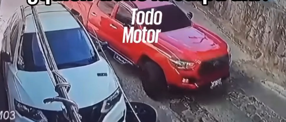 Captan instante cuando conductor de “mamalona” no calcula y se sube a llanta de camioneta