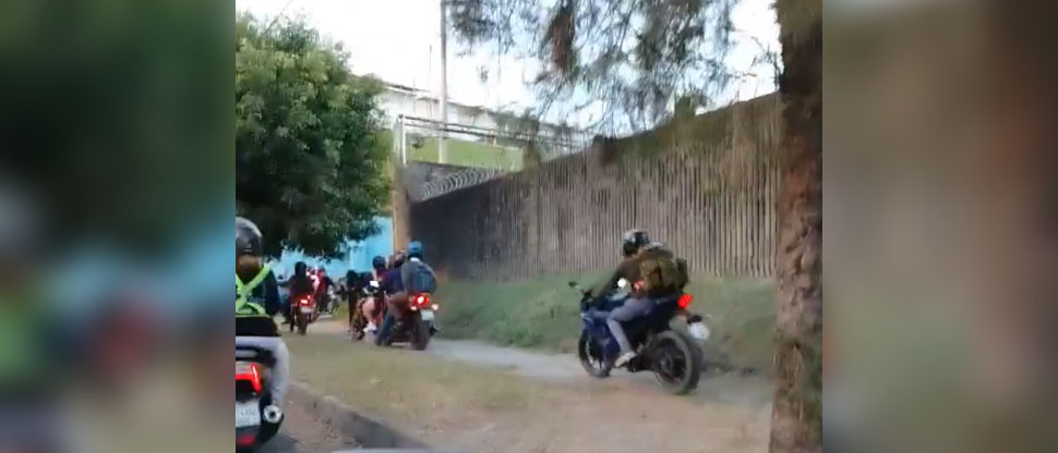 Captan a varios motociclistas cuando casi atropellan a señorita por circular en la acera