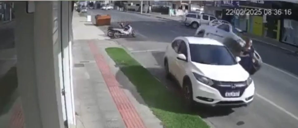 No le tocaba: mujer se salva de faller atropellada por un vehículo a toda velocidad