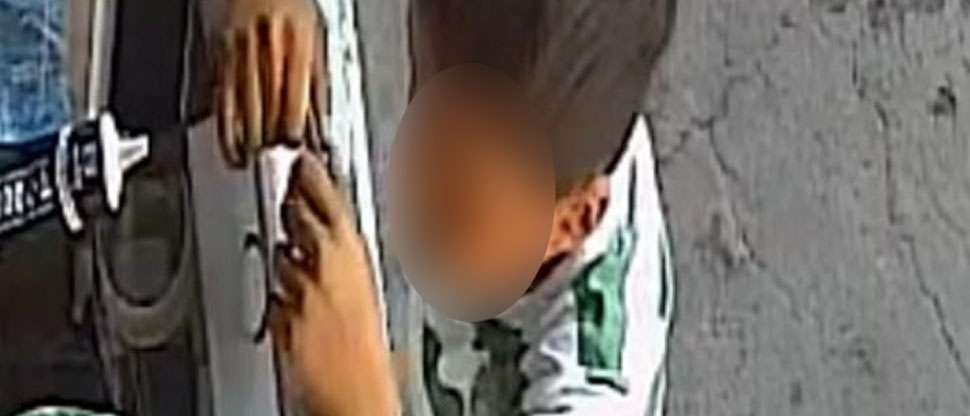 Usuarios de TikTok le regalan un celular a niño que llegó a kiosko para reparar el suyo