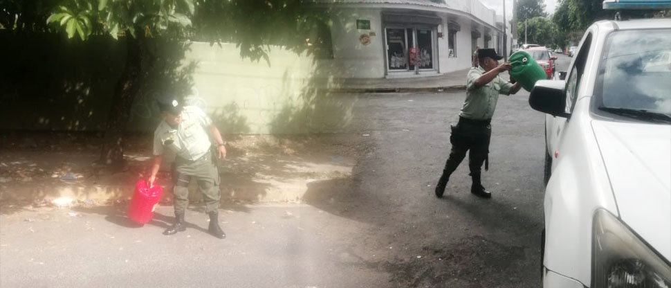 Retiran obstáculos que eran utilizados para reservar parqueo en calles de Santa Tecla