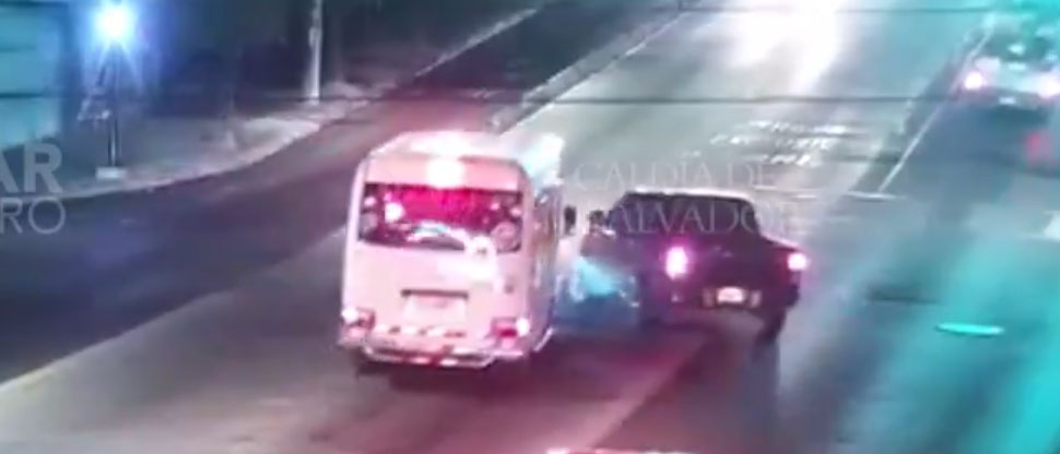 Pick up choca con microbús tras hacer giro prohibido en la alameda Juan Pablo II