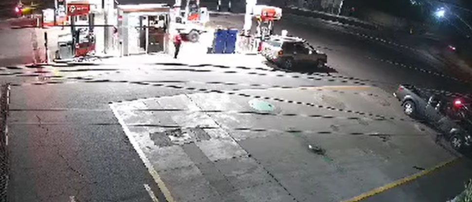Captan a pick up chocar carro en gasolinera de Santa Ana y después se da a la fuga