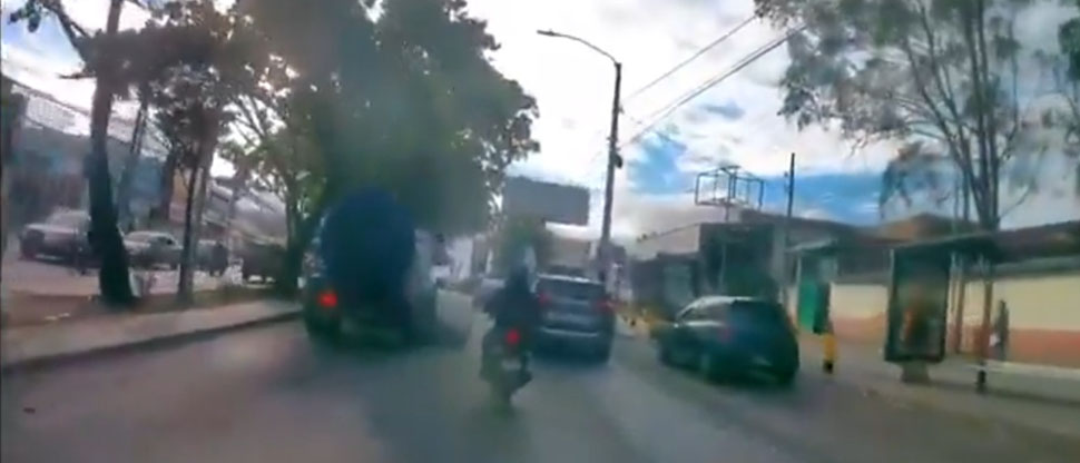 Graban instante cuando una pipa pasa encima de motociclista en Mixco, Guatemala