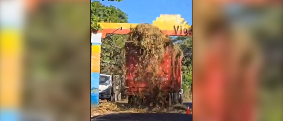 Rastra “topada” de caña es captada dañando el arco de la entrada a Usulután  