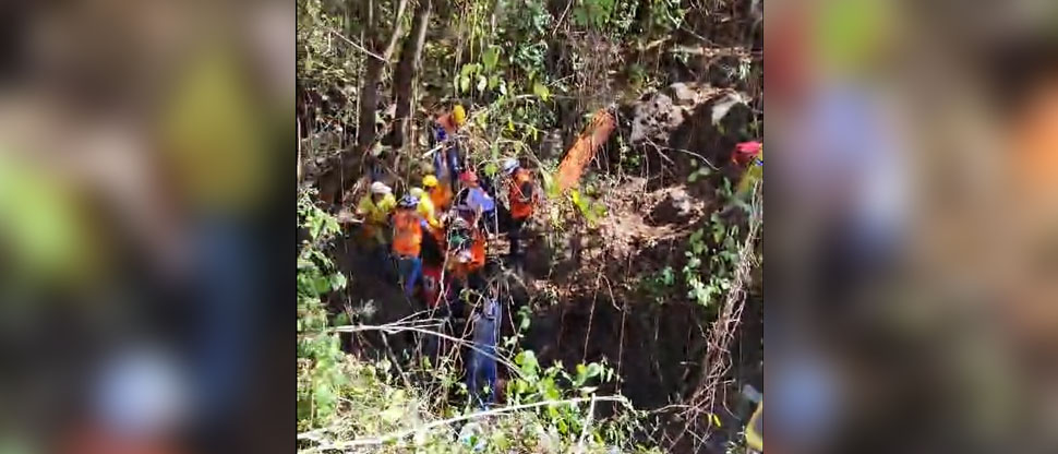 Así fue el angustioso rescate de 2 ocupantes del camión accidentado en Quebrada Seca