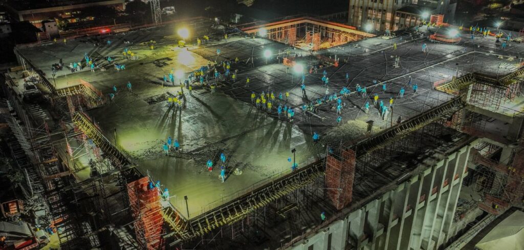 Colocan losa del último piso del nuevo Hospital Rosales
