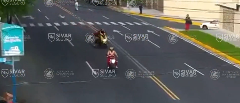 Captan instante cuando motociclista pierde el control y se “cae solo” en la avenida Bernal