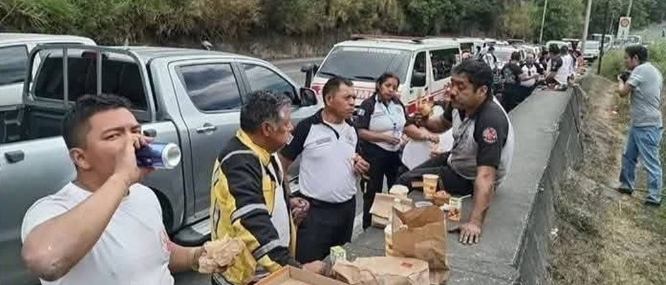 Regalan pizzas y sodas a socorristas que auxiliaron a víctimas de bus accidentado