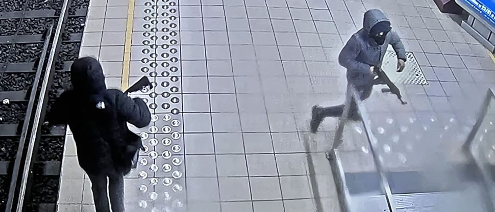 Captan cuando sujetos disparan con fusiles contra peatones en el metro de Bélgica