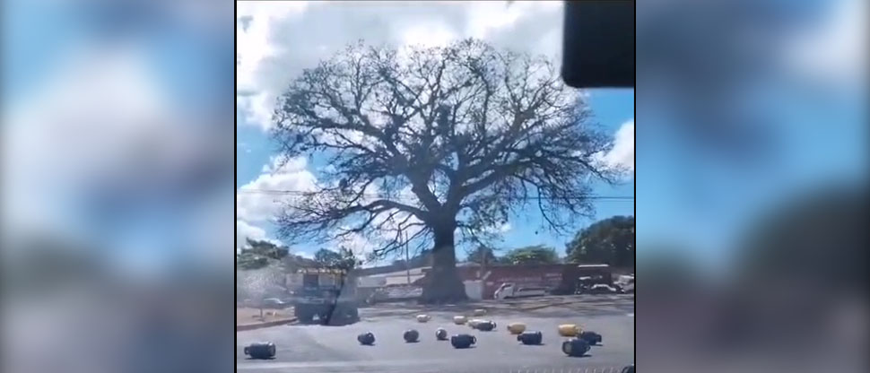 Camión arroja tambos de gas en el redondel La Ceiba en la Ruta a Los Naranjos