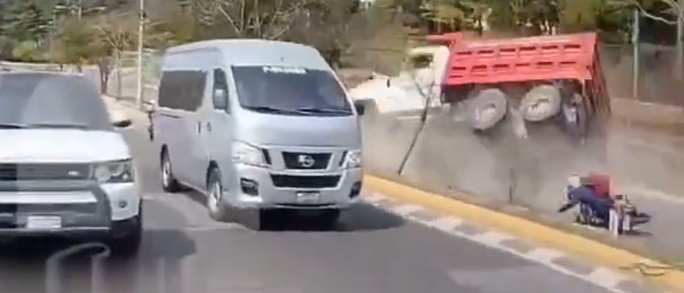 Captan instante cuando camión vuelca y casi le cae encima a motociclista en Guatemala