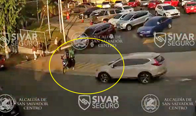 Motociclista estuvo a escasos centímetros de ser arroyado por carro a toda velocidad