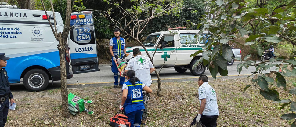 Auxilian a persona que resultó lesionada tras accidente en carretera a Comalapa