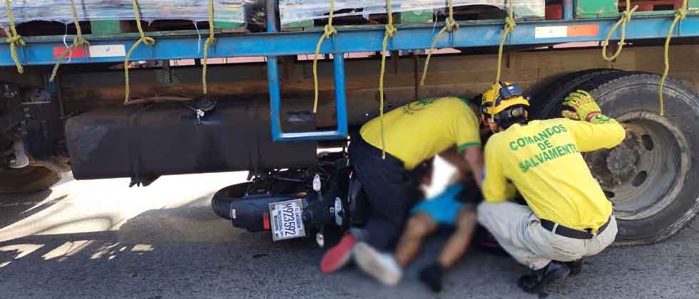 Vivo de milagro: Motociclista queda bajo las llantas de un camión en la Troncal del Norte