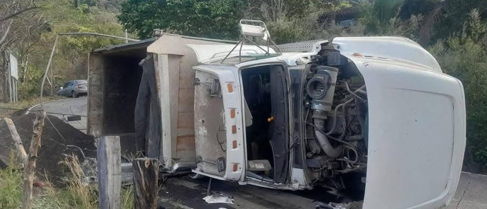 Conductor pierde el control de volqueta cargada de arena en una pendiente y vuelca en Morazán