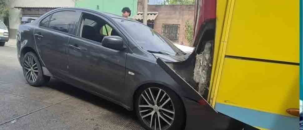 Conductor pierde el control y choca en la parte trasera de autobús