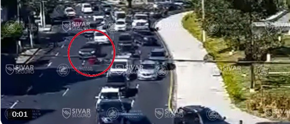 Motociclista es embestido por conductor de vehículo en sector de El Salvador del mundo