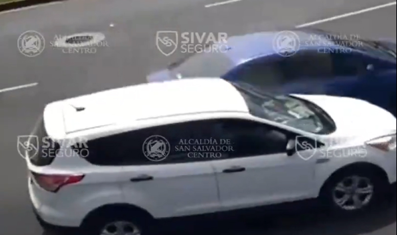 Conductor realiza cambio de carril de forma imprudente y provoca accidente
