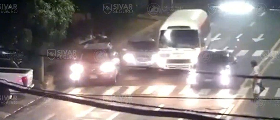 Captan momento cuando conductor provoca triple accidente en alameda Roosevelt