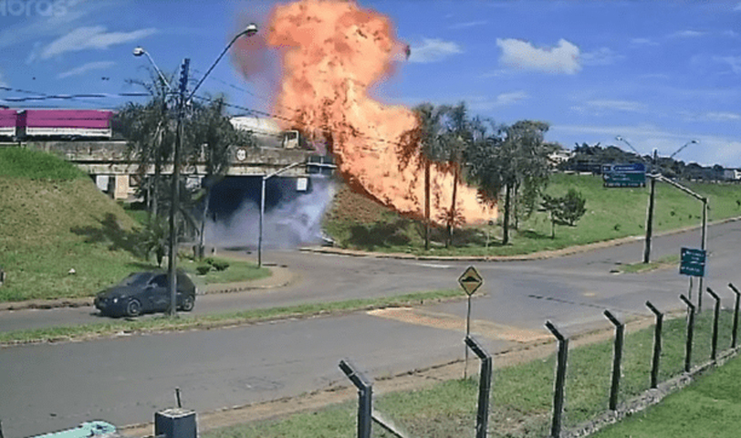 Conductor de camión se lanza de un puente tras estrellarse y provocar fuerte incendio