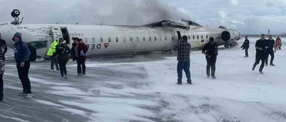 CANADÁ: avión se estrella y queda volcado en el aeropuerto internacional de Toronto