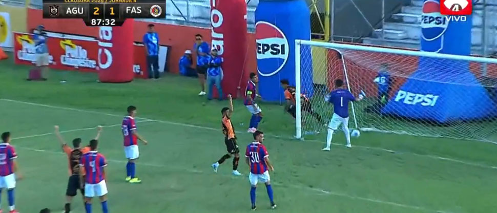 Aficionados critican a narradores de canal 4 por no cantar el golazo del Águila contra FAS