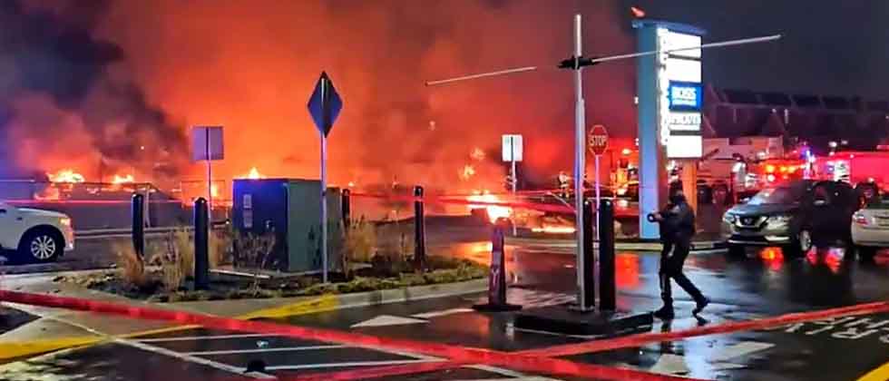 Captan el momento en que avión se estrella en Filadelfia