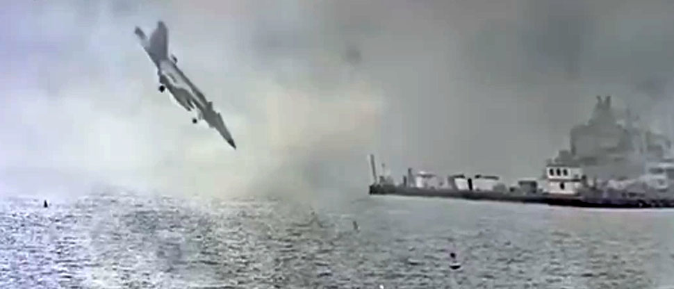 Captan momento cuando avión militar se estrella en Bahía de San Diego, California