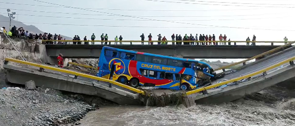 PERÚ: autobús con pasajeros cae al río tras desplomarse puente por falta de mantenimiento