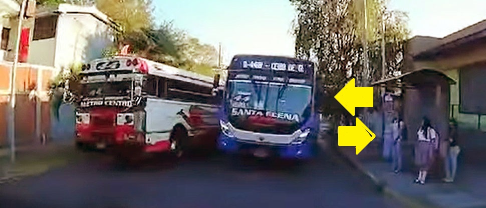 Busero de ruta 44 se avienta en sentido contrario y expone la vida de varias personas