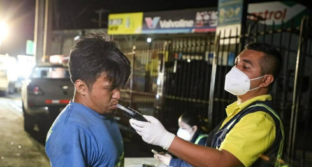 Persecución policial termina en arresto de conductor ebrio en La Libertad