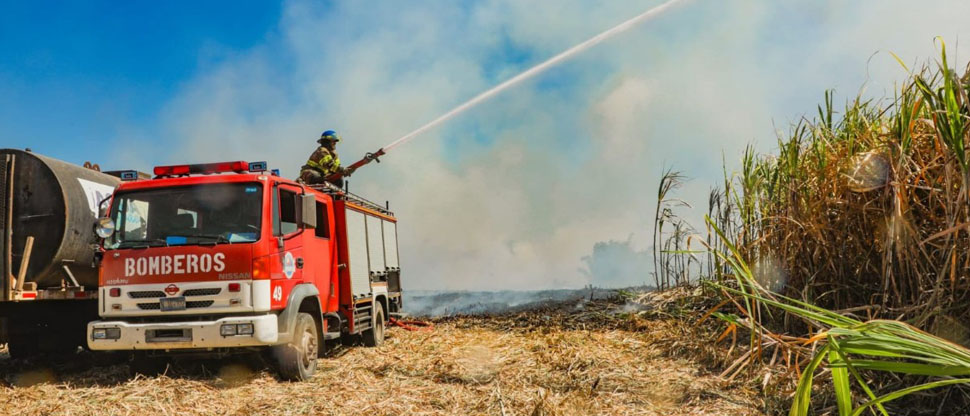 Bomberos controlan incendio en un cañal de Apopa
