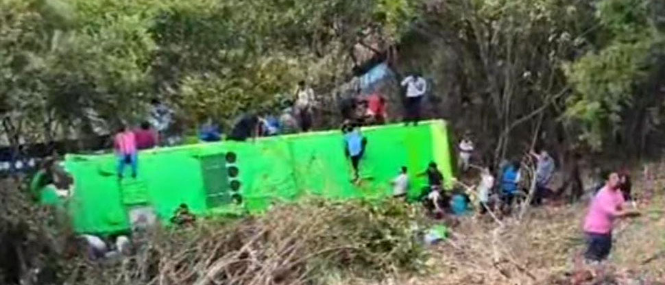 Bus de la ruta 301 se precipita y cae a un barranco en San Vicente