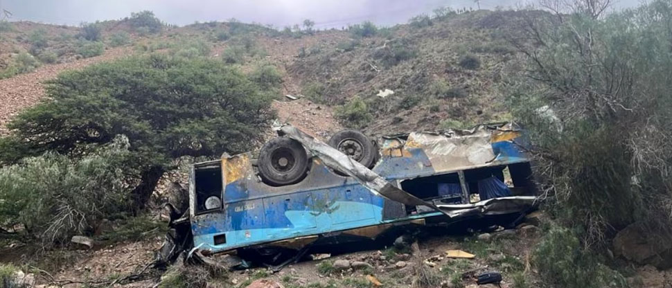 Bolivia: al menos 30 pasajeros pierden la vida al precipitarse bus a un barranco