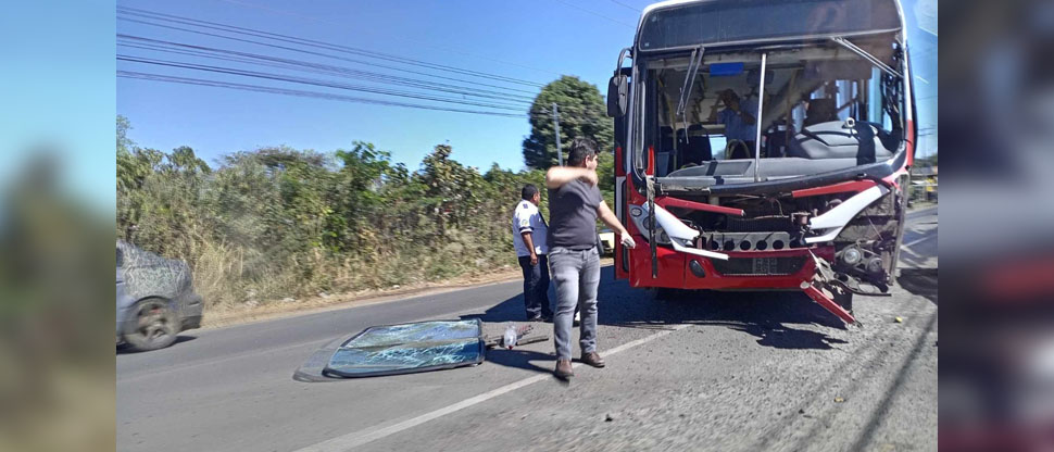 Conductor y busero provocan fuerte accidente en carretera a Santa Ana