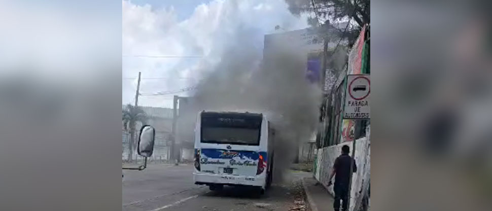 Reportan autobús en llamas en la entrada hacia Delicias de Santa Tecla, La Libertad