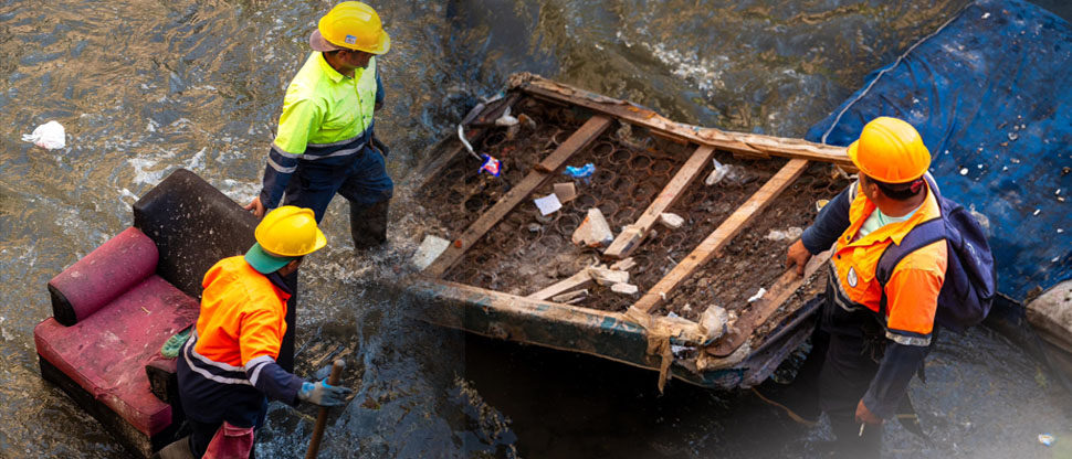 Retiran hasta camas y sillones lanzados como basura en río Arenal