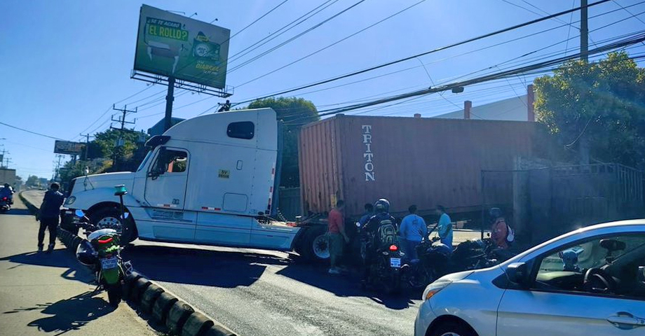 Reportan tráfico complicado por rastra varada en bulevar del Ejército
