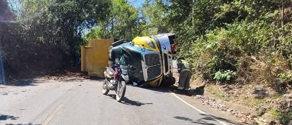 Reportan camión volcado en carretera a Huizúcar, La Libertad